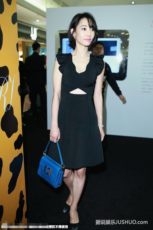 白百何黑色低胸装现身 大秀乳沟蛮腰