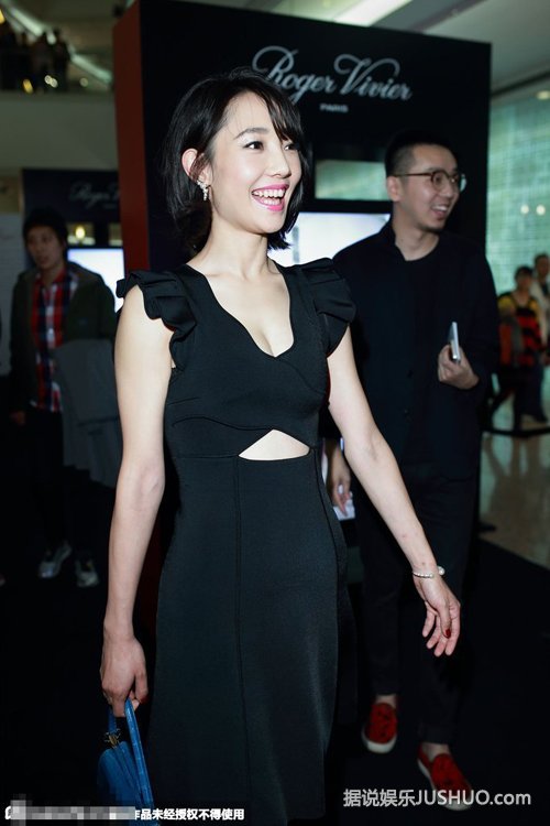 白百何黑色低胸装现身 大秀乳沟蛮腰