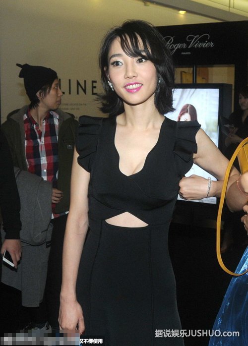 白百何黑色低胸装现身 大秀乳沟蛮腰