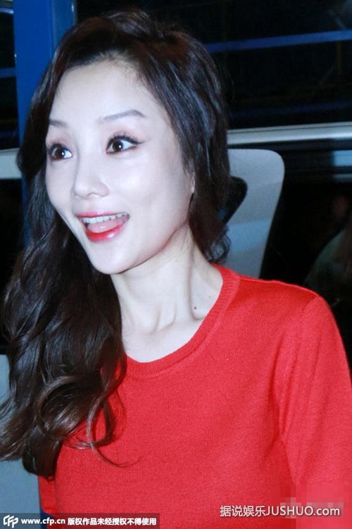 李小璐浓妆艳抹表情夸张 不畏低温短裙秀美腿