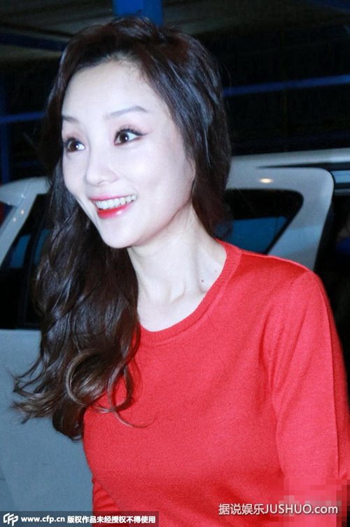 李小璐浓妆艳抹表情夸张 不畏低温短裙秀美腿