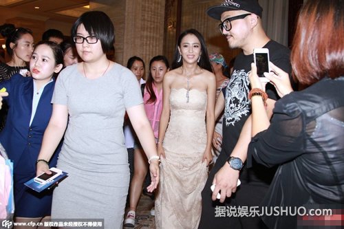 佟丽娅抹胸长裙性感现身 引粉丝围观拍照