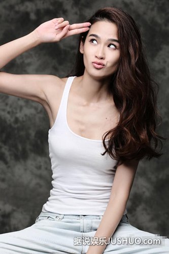 “微笑女神”屈菁菁简约写真曝光 随性不羁展女人味