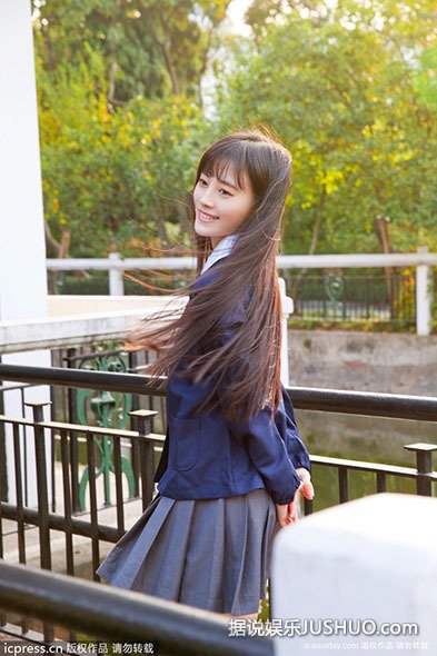 日媒眼中中国第一美女拍民国风校服照 清纯动人