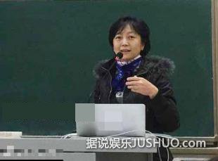 陈道明60岁妻子杜宪近照 讲台上风采授课知性美