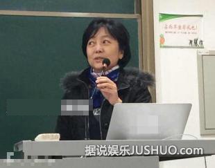 陈道明60岁妻子杜宪近照 讲台上风采授课知性美