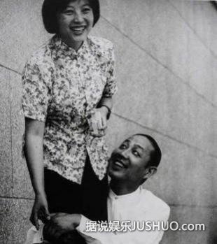 陈道明60岁妻子杜宪近照 讲台上风采授课知性美