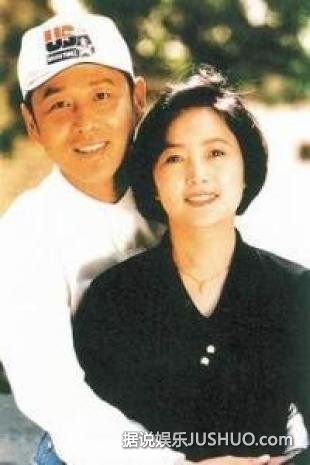 陈道明60岁妻子杜宪近照 讲台上风采授课知性美