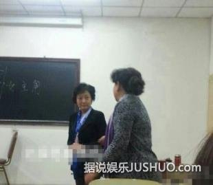 陈道明60岁妻子杜宪近照 讲台上风采授课知性美