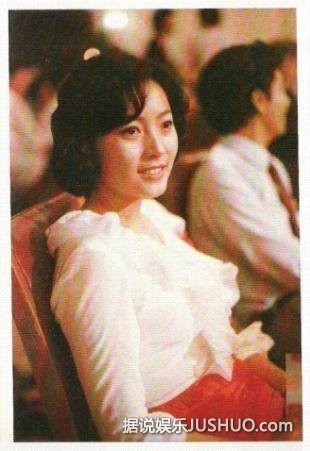 陈道明60岁妻子杜宪近照 讲台上风采授课知性美