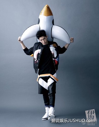 井柏然杂志大片曝光 裸上身秀完美人鱼线