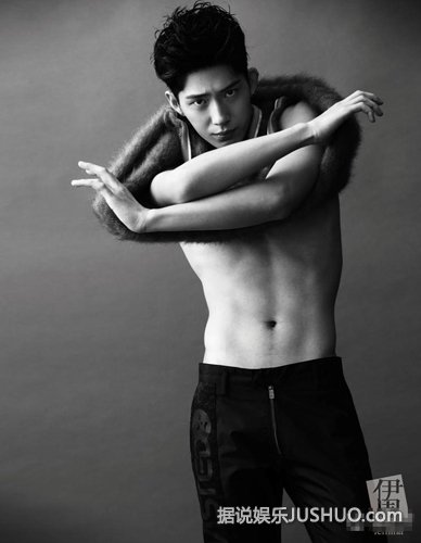 井柏然杂志大片曝光 裸上身秀完美人鱼线