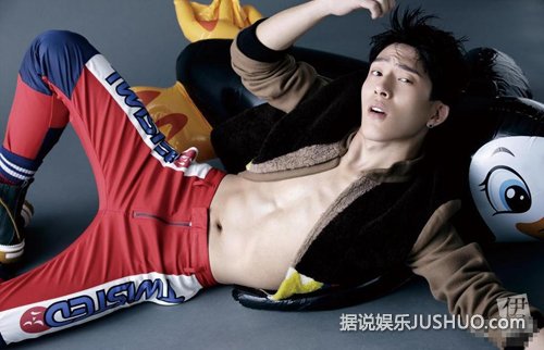 井柏然杂志大片曝光 裸上身秀完美人鱼线