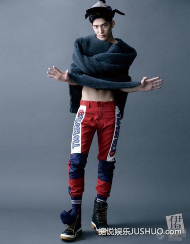 井柏然杂志大片曝光 裸上身秀完美人鱼线