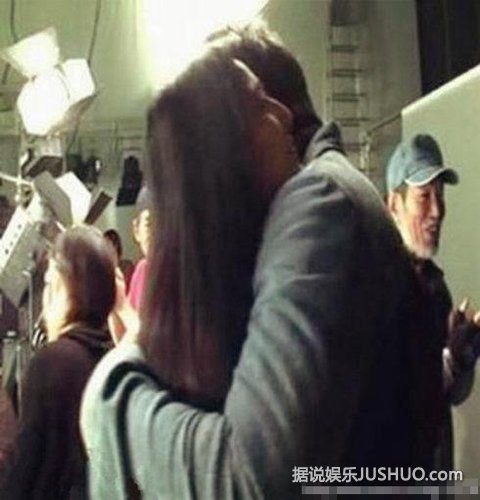 范冰冰紧拥张纪中 盘点：那些让范爷主动投怀送抱的男星们