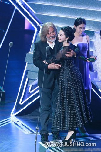 范冰冰紧拥张纪中 盘点：那些让范爷主动投怀送抱的男星们