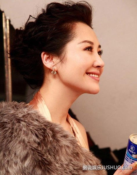 许晴23年前大尺度剧照曝光 当众给孩子喂奶 许晴23年前大尺度剧照曝光 当众给孩子喂奶