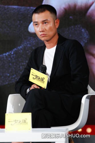 文章出轨门后首晒照 捧票根炫耀两眼有神