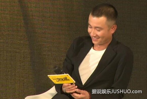 文章出轨门后首晒照 捧票根炫耀两眼有神