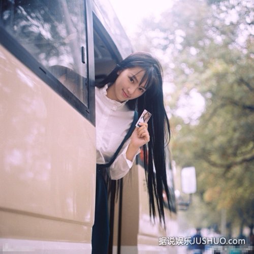 “武大校花”黄灿灿与男友激吻照被扒 揭其整容史