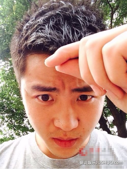 “武大校花”黄灿灿与男友激吻照被扒 揭其整容史