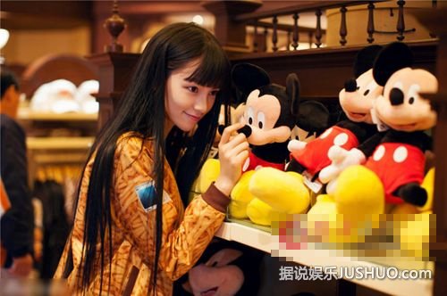 “武大校花”黄灿灿与男友激吻照被扒 揭其整容史