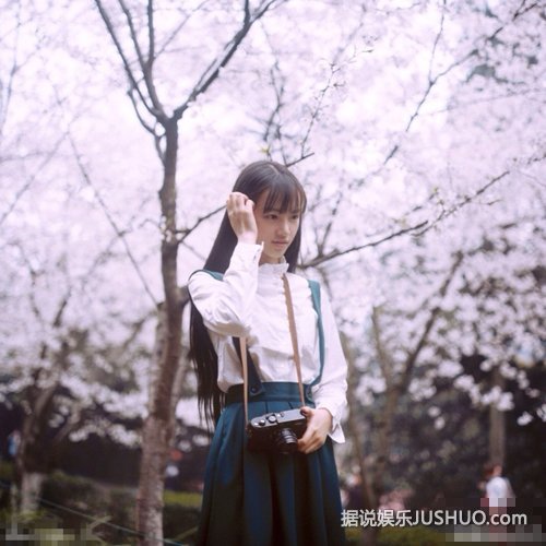 “武大校花”黄灿灿与男友激吻照被扒 揭其整容史