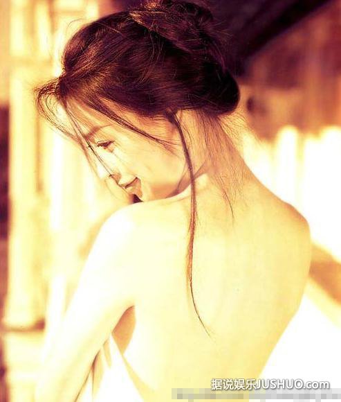 性感惹火！“韦贵妃”张庭早年罕见挤胸露沟照曝光