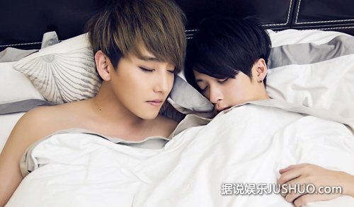 MIC男团掀起闺蜜风潮 床照诱惑升级