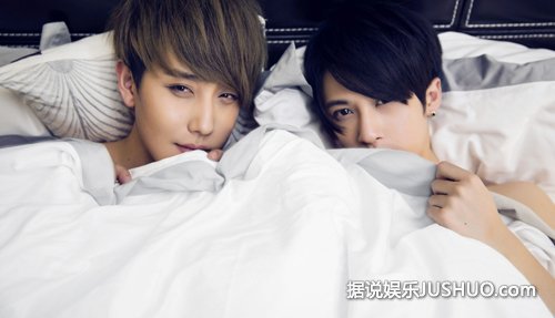 MIC男团掀起闺蜜风潮 床照诱惑升级
