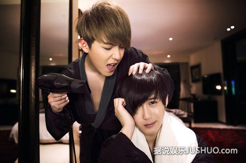 MIC男团掀起闺蜜风潮 床照诱惑升级