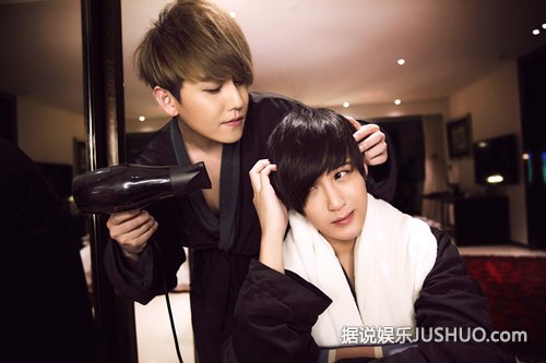 MIC男团掀起闺蜜风潮 床照诱惑升级