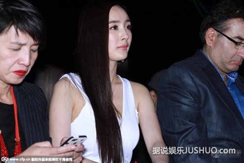 杨幂穿深V白裙秀好身材 见记者偷拍不怒自威