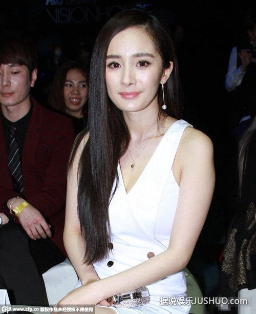 杨幂穿深V白裙秀好身材 见记者偷拍不怒自威