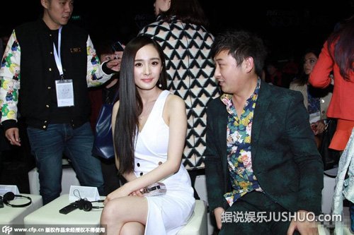 杨幂穿深V白裙秀好身材 见记者偷拍不怒自威