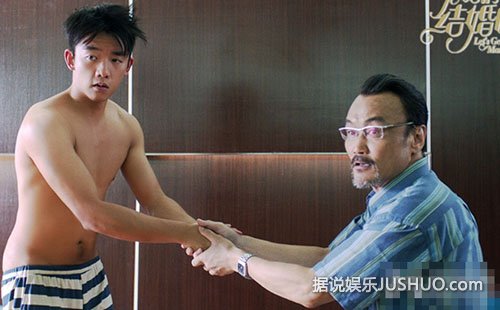 郑恺大尺度露臀照曝光 吐槽床戏拍到快抽筋 郑恺大尺度露臀照曝光 吐槽床戏拍到快抽筋