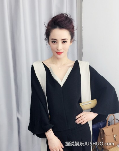 蒋勤勤晒自拍美照撞脸孙俪 尖下巴红唇超美艳