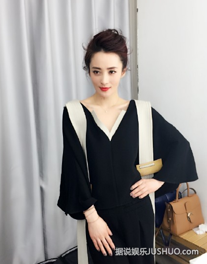 蒋勤勤晒自拍美照撞脸孙俪 尖下巴红唇超美艳