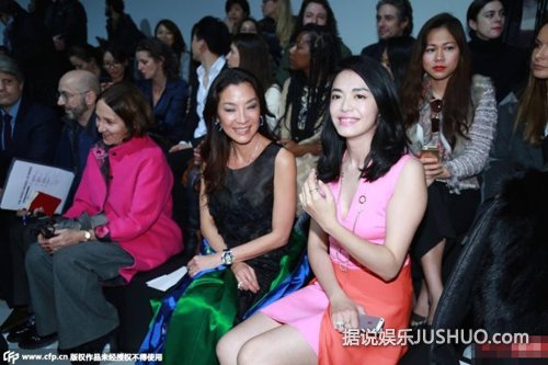 尴尬!姚晨看秀太High 走光露内裤浑然不觉 尴尬!姚晨看秀太High 走光露内裤浑然不觉