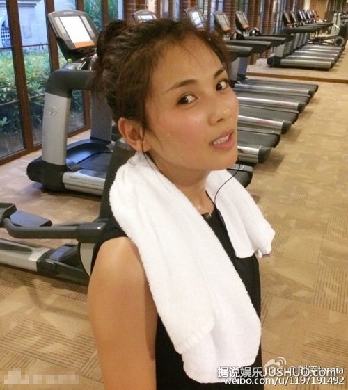 刘涛素颜健身 香汗淋漓不忘卖萌 刘涛素颜健身 香汗淋漓不忘卖萌