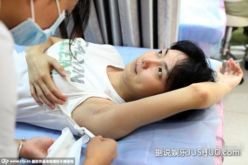 道德模范刘霆变性成女人 隆胸手术过程曝光