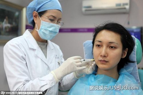 道德模范刘霆变性成女人 隆胸手术过程曝光