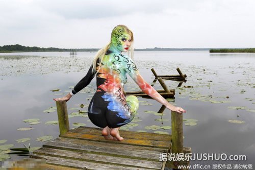 彩绘模特全裸出镜 水中摆poss性感妖媚