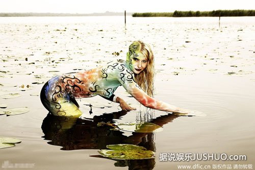 彩绘模特全裸出镜 水中摆poss性感妖媚