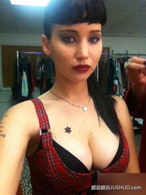 好莱坞艳照门再曝新照：劳伦斯袒胸露乳自拍诱人