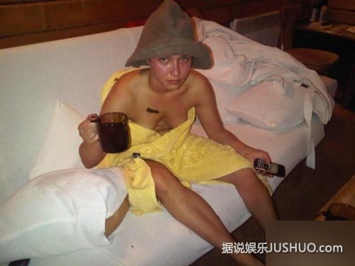 好莱坞艳照门再曝新照：劳伦斯袒胸露乳自拍诱人