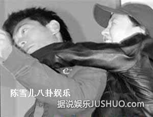 范冰冰张柏芝柳岩 盘点惨遭强吻袭胸的明星/图