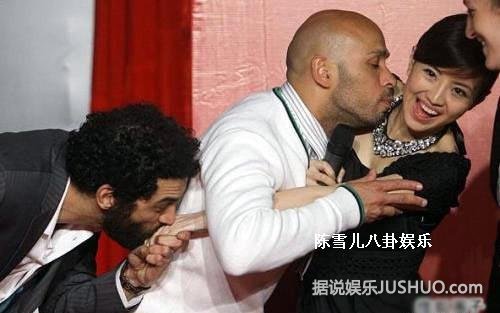 范冰冰张柏芝柳岩 盘点惨遭强吻袭胸的明星/图