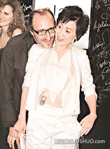 范冰冰张柏芝柳岩 盘点惨遭强吻袭胸的明星/图