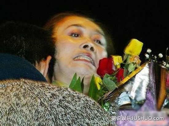 范冰冰张柏芝柳岩 盘点惨遭强吻袭胸的明星/图